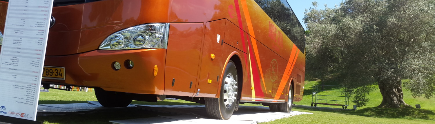 אוטובוס על ארמור דק שמגן על הדשא