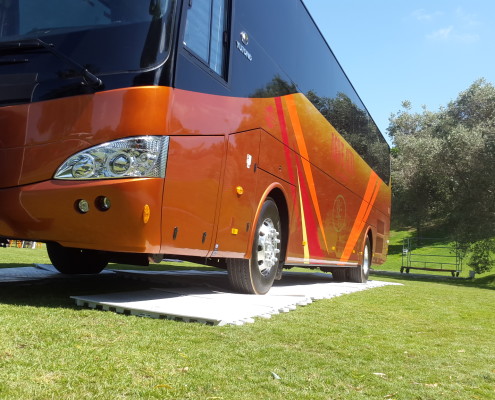 אוטובוס על ארמור דק שמגן על הדשא