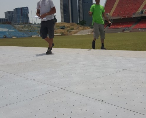 בסיס להגנה מבמת הופעה על גבי הדשא